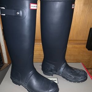 Hunter rain boots women’s 9, men’s 8